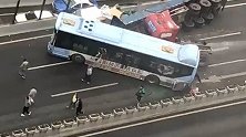 贵阳一货车高架桥上追尾公交致多车追尾 乘客跳车窗逃生