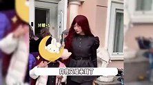 颖儿带女儿cos红发魔女，7岁小月亮身高亮眼，母女俩像复制粘贴
