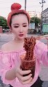 一元一杯爆辣火鸡面，小姐姐这吃相太给力了