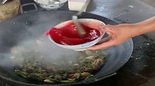农庄大厨做的正宗湖南鸭血，这熟练的动作一定是高手，就这样的品相能吃吗！