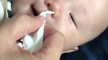 宝宝鼻塞太难受！妈妈在网上学到了一个新方法，过程有点搞笑