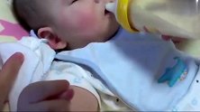 宝宝是个小吃货，妈妈刚给吃过辅食，又要喝奶，好可爱！