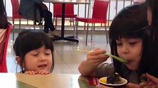 姐姐吃冰淇淋，结果妹妹一直在一旁眼巴巴地看着，好萌！