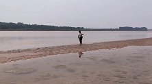 黄河浅滩梭鱼乱蹦，小伙下水撵梭鱼比比谁快？扣中大货激动到失误