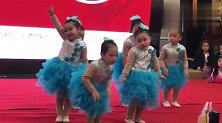 幼儿园的小宝宝在表演节目，其中的一个好搞笑，这是老师教的吗
