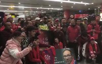 新帅驾到！张外龙抵达重庆人气爆棚 获美女献花+签名不停