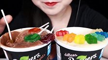 美女试吃罐装冰淇淋配彩虹棒棒糖、小熊软糖