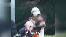 白百何带二胎儿子出门玩耍，双手抱娃好温馨，小家伙打扮帅气