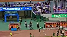 实拍米特里策红牌下场后又踹水桶又砸墙