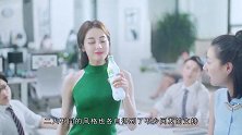 同是雪碧代言人，金智妮凉水浇发，迪丽热巴却进冰块池，太敬业了