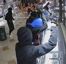 美国九名男子挥舞铁锤闯入购物中心抢走价值11万美元珠宝