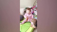 小宝宝咬着玩具，还发出响声来，真是太萌了！