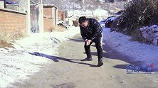 农村乡道上有人放现金，这么老套的招，还是有人上当受骗