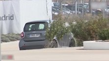 为了避免从球迷面前经过 索拉里开着斯玛特绕道走了 ​