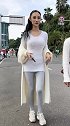 性感车模小姐姐，休闲装出门，感觉不怎么好看