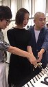 王珞丹青春且充满活力，而且一举一动都无比的优雅