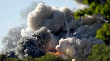 莫斯科一烟花爆竹仓库着火：现场噼里啪啦声不断 浓浓白烟升起