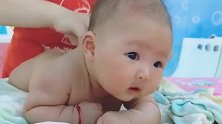 育婴师给小宝宝做背部抚触按摩，宝宝一脸享受的表情太可爱了！