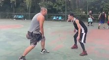 一力降十会！野球场壮汉教青年做人 来看小区维金斯是怎么打球的