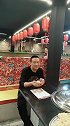 对路过的美女吹口哨，没想到她扔过来一个馒头，人美馒头也美味！