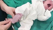 好可爱！刚出生10分钟的宝宝，小小软软的一团，还翘着小脚