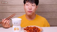 国外小哥吃鸡肉卷芝士真是越来越会吃了
