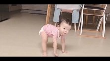 13个月小宝宝按着地板突然站起来，动作像表演杂技似的，萌翻！