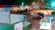 安徽一女子骑车斜穿马路后撞车被判全责反问：小车没责任？