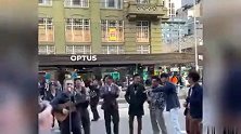 周杰伦现身墨尔本，偶遇街头歌手在唱《告白气球》，直接现场加入一起合唱
