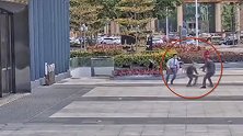 广东惠州：抢走2万元钻石耳环就跑，没想3分钟就被大家逮住