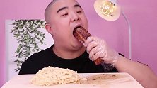 光头大叔吃烤五花肉，看他表情就知道很美味