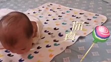 2个多月的宝宝在练习翻身，经过一番的努力，宝宝终于成功了