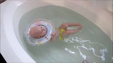 小宝宝套上泳圈洗澡，结果漂在水面玩的不亦乐乎，胖嘟嘟太可爱了