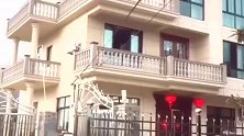 爸生了四个女儿，在村里抬不起头，现在终于住上小别墅
