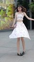 杭州街拍美女花裙风格休闲又时尚，跳起舞来那一刻我爱上了！