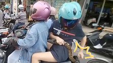 中国台湾：女子腰缠蟒蛇出门，还坐助动车后座嬉闹