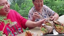 农村胖妹吃野生稀罕物，不料这回搞了个新吃法，吃相真是看饿了！