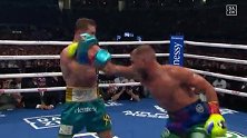 三条金腰带加身！阿瓦雷兹八回合TKO桑德斯 后者眼睛受伤弃权