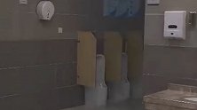 重庆现“观赏式”厕所 男厕一排坑位都能从外面看到