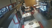 重庆江北：两女一男吃完火锅后竟翻窗逃单，全被拍下来了