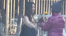 李嫣大冷天穿吊带装街头拍照 撩发甩头潇洒自信很有王菲范