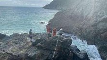 海南三亚：危险！男子海钓滑落礁石间隙，消防紧急救援