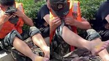 河南卫辉：19岁武警抗洪救灾3天双脚被磨烂，上药默默掉泪