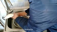 在自己家做清蒸鲈鱼，香辣可口，看上去流口水，做法简单易学