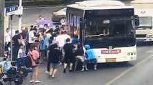 转角遇到爱！街角男童卷入公交车底，冲出一群人抬车救他