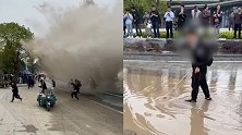 当心！游客近距离观钱塘大潮：有人被浪拍倒、有人手机被冲跑