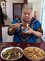 东北大姐伺候40岁智障弟弟吃美食走红网络