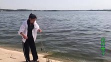 小河水库强磁打捞，河水里居然浸泡这个这玩意，打捞上来竟还能用