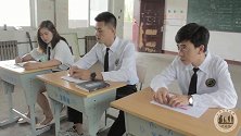 短剧：学生在课桌上刻字，没想内容却是一份情书，把老师都看懵了