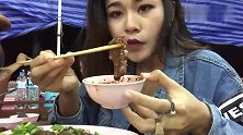 泰国吃货妹子吃生猪肝，蘸料和香菜一起更耐嚼